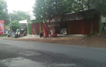 LSM Gerak Indonesia Soroti Bangunan Permanen Di Sempadan Sungai Di Kota Kediri.