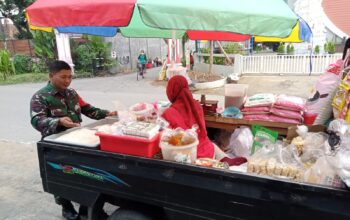 Babinsa Danukusuman Motivasi Pedagang Keliling & Pantau Harga Sembako