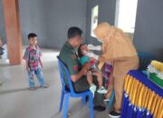 Wujudkan Balita Bebas Dari Polio, Babinsa Dampingi Nakes Pemberian Vaksin