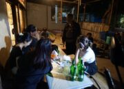 Patroli Dini Hari, Kapolsek Mojoroto Pergoki Konvoi Liar dan Remaja Konsumsi Minuman Keras Beralkohol di Warung Angkringan