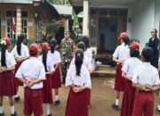 Tanamkan Disiplin Di Sekolah, Babinsa Koramil Wlingi Latih PBB Siswa-Siswi SDN Ngadirenggo 05