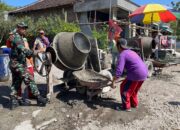 Babinsa Bersama Warga Gotong Royong Cor Jalan