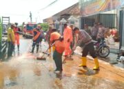 Kompak, Polisi bersama TNI dan Warga Bersihkan Lumpur Luapan Sungai Joho di Tulungagung 2 IMG 20240129 WA0026