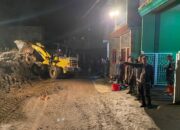 Polres Batu Bersama BPBD Bersihkan Material Akibat Banjir, Akses Jalan di Desa Beji Kembali Lancar