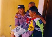 *Aksi Simpatik Anggota Polsek Mojoroto Gendong Lansia yang Terkendala dengan Kesehatannya ke TPS*