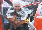 *Aksi Simpatik Anggota Polsek Mojoroto Gendong Lansia yang Terkendala dengan Kesehatannya ke TPS* 3 IMG 20240215 WA0003