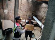 Di Tengah Kesibukannya Tugas Pengamanan TPS, Kapolsek Mojoroto Gerak Cepat Bantu Warga Terdampak Musibah Angin Puting Beliung 2 IMG 20240216 WA0007