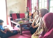 Babinsa Koramil Bakung Laksanakan Kegiatan Anjangsana Dan Pengecekan Kesehatan Anak Penderita Stunting Di Wilayah Binaannya