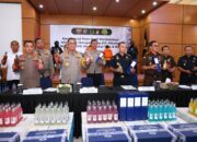 KAPOLDA KEPRI HADIRI KONFERENSI PERS PENGUNGKAPAN PENYENLUNDUPAN MINUMAN MENGANDUNG ETIL ALKOHOL