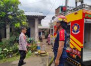 Polsek Mojoroto Bersama Petugas PMK Padamkan Kebakaran Kandang Sapi