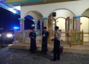 Anggota Polsek Mojo Melaksanakan Pengamanan Di Masjid Darussalam Ploso Mojo