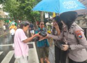 Polres Malang Berbagi Ratusan Kantong Takjil Untuk Pengguna Jalan