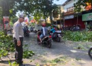 Antisipasi Pohon Tumbang Saat Hujan Kanit Kamsel Satlantas Polres Kediri Lakukan Pemangkasan Dahan Pohon di Jalur Hijau Bersama DLHK