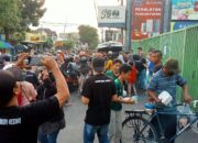 Ikatan Pemuda Kediri Bagi Takjil Ramadhan Berkah di Jalan Hayam Wuruk Kota Kediri