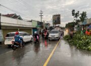 *Pohon Tumbang Di Kec. Ngadiluwih Kediri Akibat Hujan Lebat Dan Angin Kencang Anggota Unit Turjagwali Lakukan Pengaturan Lalulintas*