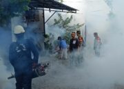 Peduli Kesehatan Masyarakat, Danramil 0808/01 Sukorejo Dampingi Fogging