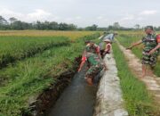 Peduli Kebersihan Lingkungan, Anggota Pos Selopuro Ajak Warga Bersihkan Saluran Irigasi