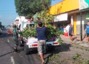 Wujud Kekompakan, Anggota Koramil 0808/10 Kademangan Laksanakan Kerja Bakti Bersama Warga