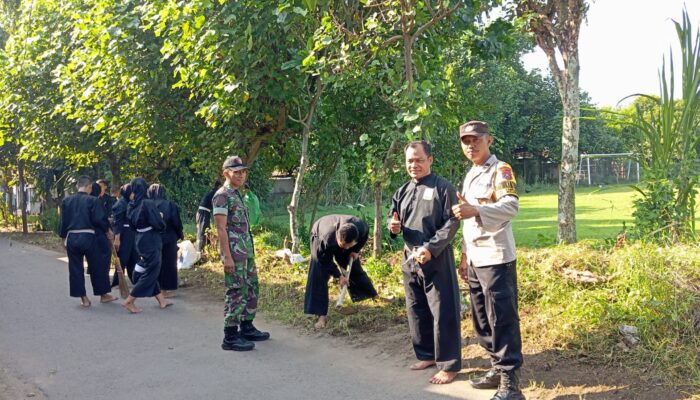 Guyup, Perguruan Silat PSHT Kerja Bakti Bersama Polisi Bersihkan Tempat Ibadah