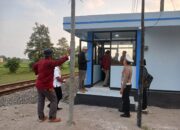 SAT LANTAS POLRES KEDIRI TURUT SERTA CEK LOKASI PEMBANGUNAN POS JAGA DAN PALANG PINTU PERLINTASAN KERETA API JPL 291 DS. BAYE KEC. KAYENKIDUL KEDIRI