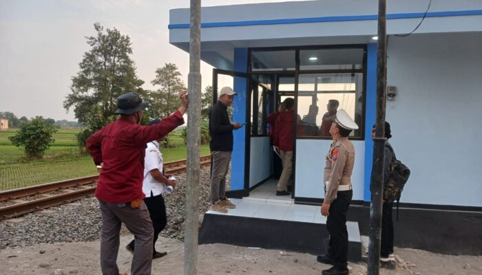 SAT LANTAS POLRES KEDIRI TURUT SERTA CEK LOKASI PEMBANGUNAN POS JAGA DAN PALANG PINTU PERLINTASAN KERETA API JPL 291 DS. BAYE KEC. KAYENKIDUL KEDIRI