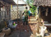 Wujud Manunggal Dengan Rakyat, Serka Romadhon Bantu Bangun MCK Warga Kurang Mampu