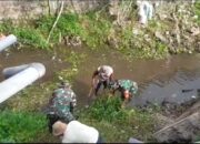 Cegah Demam Berdarah, Babinsa Koramil 0808/20 Sananwetan Ajak Warga Bersihkan Lingkungan
