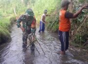 Aksi Nyata Pembersihan Aliran Sungai, Kerja Sama Babinsa Koramil 0808/03 Kanigoro Dengan Warga Gogodeso