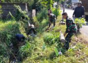 Solid, Babinsa Kelurahan Nglegok Bersama Warga Bersihkan Lingkungan.