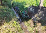 Solid, Babinsa Kelurahan Nglegok Bersama Warga Bersihkan Lingkungan. 3 IMG 20240612 WA0036