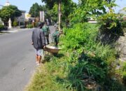 Solid, Babinsa Kelurahan Nglegok Bersama Warga Bersihkan Lingkungan. 2 IMG 20240612 WA0037