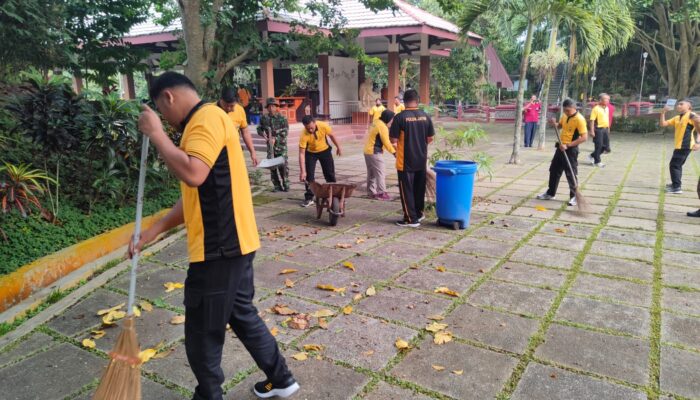 Dalam Rangka HUT Bhayangkara, TNI-Polri Kota Blitar Wujudkan Sinergitas Dengan Gelar Bakti Religi Di Goa Maria