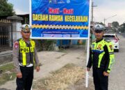 UPAYA MENEKAN TINGGINYA LAKA LANTAS KANIT GAKKUM SAT LANTAS POLRES KEDIRI PASANG BANNER HIMBAUAN