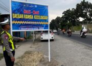 UPAYA MENEKAN TINGGINYA LAKA LANTAS KANIT GAKKUM SAT LANTAS POLRES KEDIRI PASANG BANNER HIMBAUAN 5 IMG 20240617 WA0026