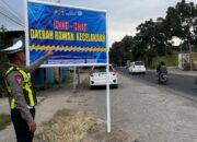 UPAYA MENEKAN TINGGINYA LAKA LANTAS KANIT GAKKUM SAT LANTAS POLRES KEDIRI PASANG BANNER HIMBAUAN 4 IMG 20240617 WA0027