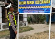 UPAYA MENEKAN TINGGINYA LAKA LANTAS KANIT GAKKUM SAT LANTAS POLRES KEDIRI PASANG BANNER HIMBAUAN 3 IMG 20240617 WA0028