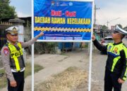 UPAYA MENEKAN TINGGINYA LAKA LANTAS KANIT GAKKUM SAT LANTAS POLRES KEDIRI PASANG BANNER HIMBAUAN 2 IMG 20240617 WA0029