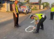 CEGAH LAKA LANTAS KANIT GAKKUM SAT LANTAS POLRES KEDIRI TANDAI JALAN BERLUBANG