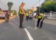CEGAH LAKA LANTAS KANIT GAKKUM SAT LANTAS POLRES KEDIRI TANDAI JALAN BERLUBANG 3 IMG 20240618 WA0007