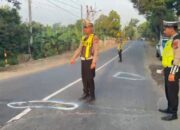 CEGAH LAKA LANTAS KANIT GAKKUM SAT LANTAS POLRES KEDIRI TANDAI JALAN BERLUBANG 2 IMG 20240618 WA0010