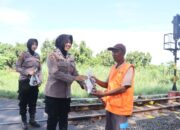 Rayakan Idul Adha, Polwan Polres Pasuruan Berbagi Daging Hewan Kurban untuk Penjaga Perlintasan Kereta