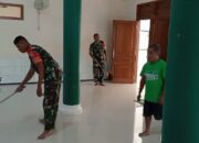 Peduli Tempat Ibadah, Babinsa Koramil Garum Bersama Warga Bersihkan Masjid Al Falah