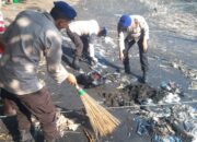 Hari Kelautan Nasional, Polres Probolinggo Bersama Masyarakat Bersihkan Pantai