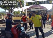 Jumat Berkah Polsek Ngasem Bagikan Nasi Bungkus kepada Masyarakat