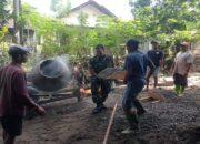 Aksi Nyata, Serda Nurhatib Bersama Warga Desa Soso Laksanakan Perbaikan Jalan