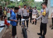 Kapolres Jember Beri Sepeda kepada Pelajar Yatim Piatu yang Jalan Kaki 5 Km Tiap Pergi dan Pulang Sekolah