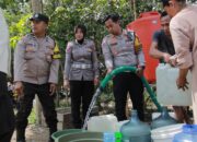 Musim Kemarau Polres Jember Distribusikan Bantuan Air Bersih Untuk Warga Desa Plalangan