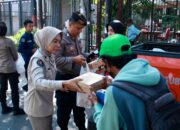 Jumat Berkah, Bidhumas Polda Jatim Berbagi Ratusan Nasi Kotak Gratis