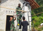 Tak Kenal Lelah, Babinsa Koramil Gandusari Bantu Bangun Rumah Warga Binaannya