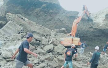 Tambang Pasir Liar di Kalibladak-Blitar Menggeliat Bebas, Satu Excavator Tertimbun Pasir dan Bebatuan.